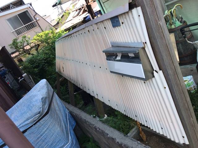 東京都板橋区徳丸の波板付木造目隠しフェンス解体工事前の様子です。
